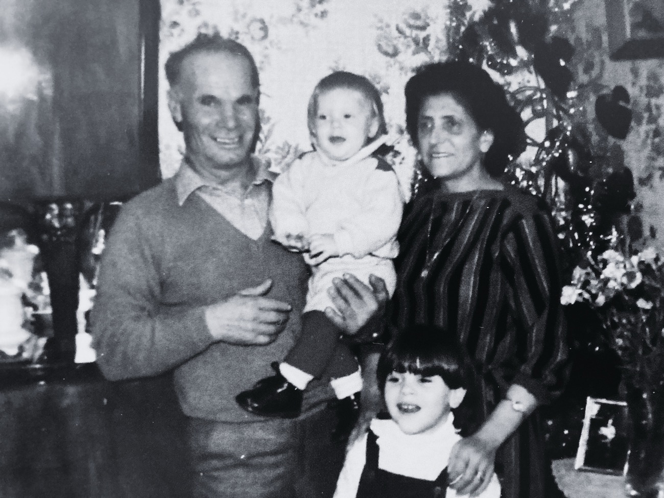 Stéphanie et Sébastien enfants, avec leur grand-père paternel et leur grand-mère
