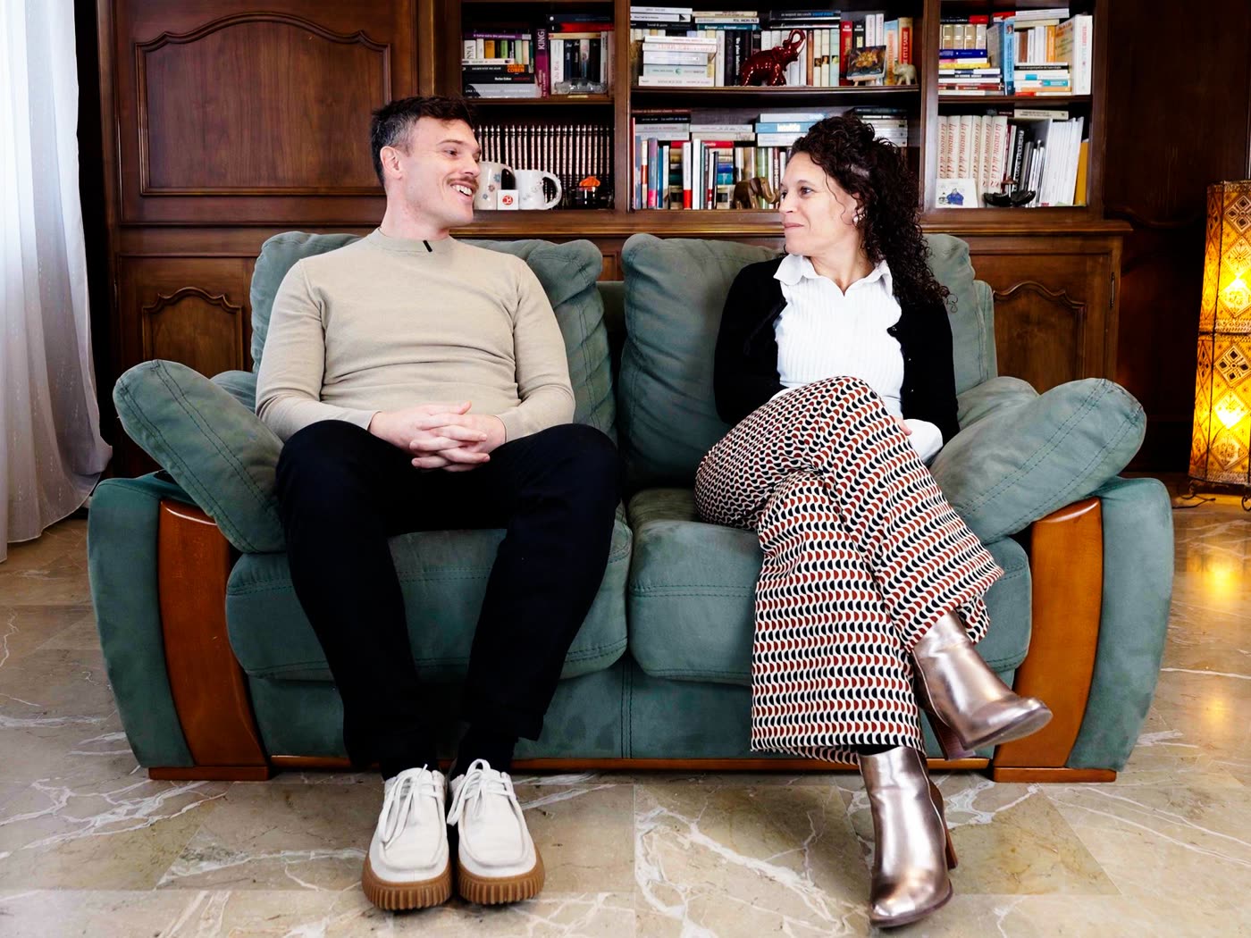 Stéphanie et Sébastien, sœur et frère, fondateurs de Meazuro, sur le canapé de la maison familiale