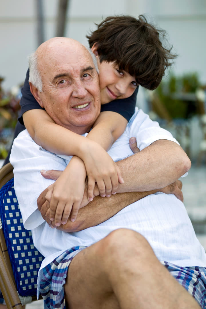 Un grand-père serre son petit-fils dans ses bras