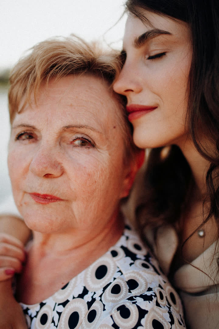 Une mère et sa fille, joue contre joue