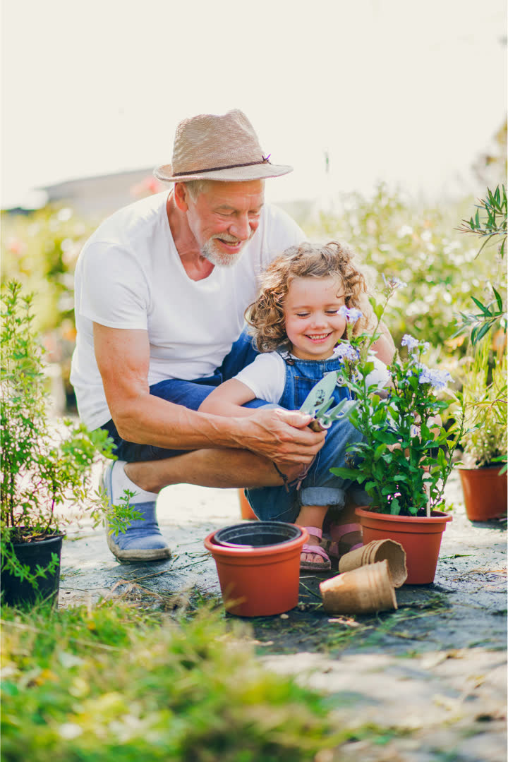 Un grand-père et sa petite-fille au jardin